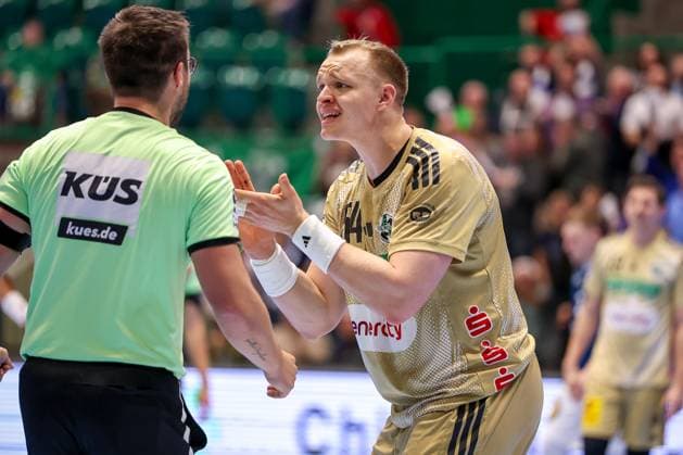 05.11.2025, Handball, Achtelfinale DHB-Pokal, Bergischer HC - TSV Hannover-Burgdorf, Unihalle Wuppertal: Justus Fischer (TSV Hannover Burgdorf 54) gestikulierend neben dem Schiedsrichter Nordrhein-Westfalen Deutschland