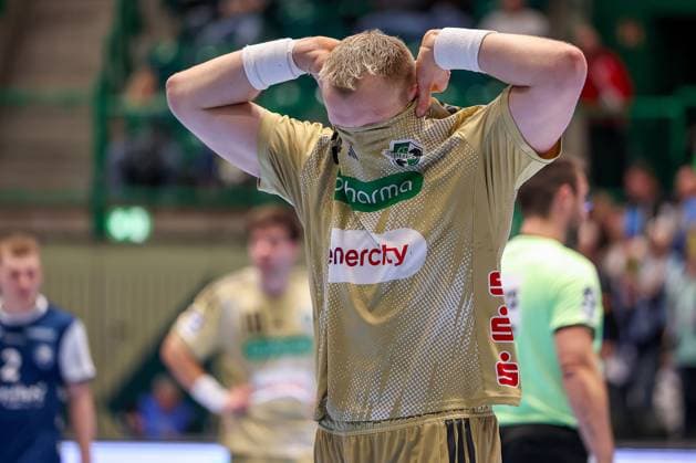 05.11.2025, Handball, Achtelfinale DHB-Pokal, Bergischer HC - TSV Hannover-Burgdorf, Unihalle Wuppertal: Justus Fischer (TSV Hannover Burgdorf 54) zieht sich enttäuscht das Trickot über das Gesicht Enttäuschung Nordrhein-Westfalen Deutschland