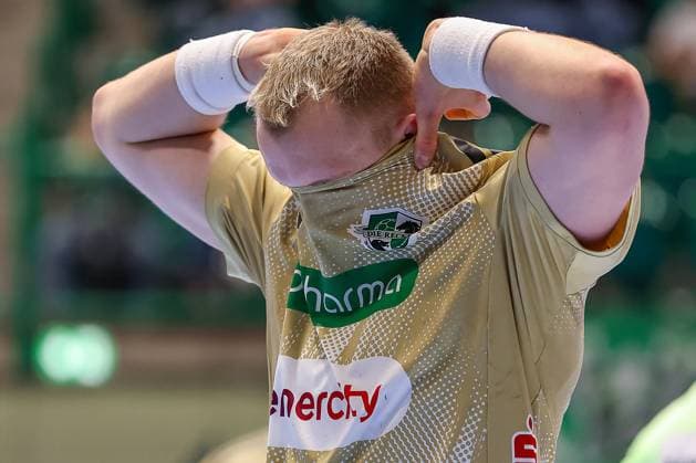 05.11.2025, Handball, Achtelfinale DHB-Pokal, Bergischer HC - TSV Hannover-Burgdorf, Unihalle Wuppertal: Justus Fischer (TSV Hannover Burgdorf 54) zieht sich enttäuscht das Trickot über das Gesicht Enttäuschung Nordrhein-Westfalen Deutschland