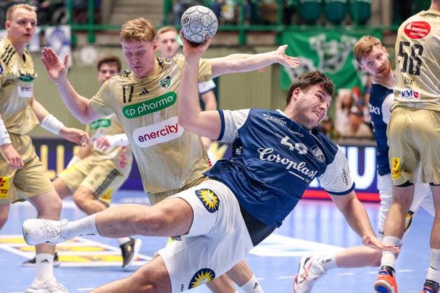 05.11.2025, Handball, Achtelfinale DHB-Pokal, Bergischer HC - TSV Hannover-Burgdorf, Unihalle Wuppertal: Aron Seesing (BHC 49) im Zweikampf gegen August Pedersen (TSV Hannover Burgdorf 17) Nordrhein-Westfalen Deutschland