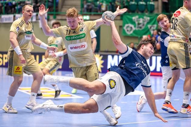 05.11.2025, Handball, Achtelfinale DHB-Pokal, Bergischer HC - TSV Hannover-Burgdorf, Unihalle Wuppertal: Aron Seesing (BHC 49) im Zweikampf gegen August Pedersen (TSV Hannover Burgdorf 17) Nordrhein-Westfalen Deutschland