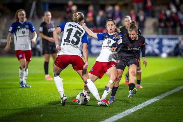Frauen Fußball-Bundesliga; Bayer 04 Leverkusen - Hamburger SV, 05.11.2025 Annalena Wucher (Hamburger SV, 15), Maria Mikolajova (Hamburger SV, 27), Kristin Kögel (Bayer 04 Leverkusen, 11); Bayer 04 Leverkusen - Hamburger SV an Spieltag 9 der Google Pixel Frauen-Bundesliga am 05.11.2025 im Ulrich-Haberland-Stadion in Leverkusen (Nordrhein-Westfalen). DFL REGULATIONS PROHIBIT ANY USE OF PHOTOGRAPHS AS IMAGE SEQUENCES AND OR QUASI-VIDEO. Copyright: xBEAUTIFULxSPORTS AxelxKohringx