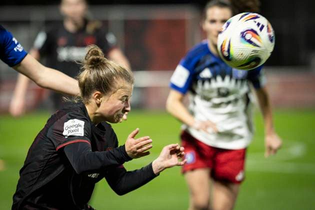 Frauen Fußball-Bundesliga; Bayer 04 Leverkusen - Hamburger SV, 05.11.2025 Kristin Kögel (Bayer 04 Leverkusen, 11) beim Kopfball; Bayer 04 Leverkusen - Hamburger SV an Spieltag 9 der Google Pixel Frauen-Bundesliga am 05.11.2025 im Ulrich-Haberland-Stadion in Leverkusen (Nordrhein-Westfalen). DFL REGULATIONS PROHIBIT ANY USE OF PHOTOGRAPHS AS IMAGE SEQUENCES AND OR QUASI-VIDEO. Copyright: xBEAUTIFULxSPORTS AxelxKohringx