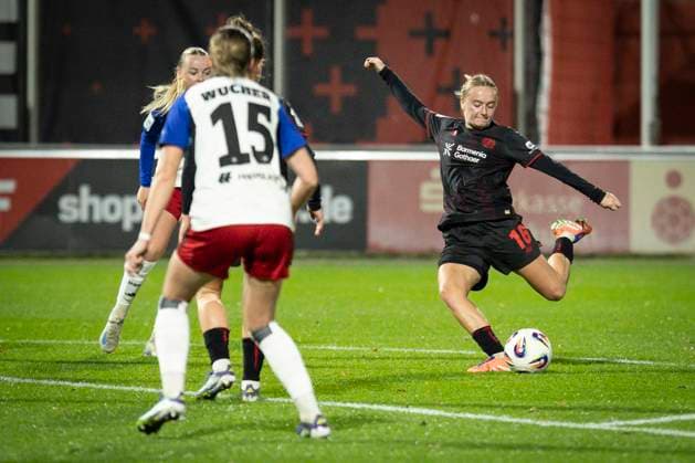 Frauen Fußball-Bundesliga; Bayer 04 Leverkusen - Hamburger SV, 05.11.2025 Sofie Zdebel (Bayer 04 Leverkusen, 16) zieht ab; Bayer 04 Leverkusen - Hamburger SV an Spieltag 9 der Google Pixel Frauen-Bundesliga am 05.11.2025 im Ulrich-Haberland-Stadion in Leverkusen (Nordrhein-Westfalen). DFL REGULATIONS PROHIBIT ANY USE OF PHOTOGRAPHS AS IMAGE SEQUENCES AND OR QUASI-VIDEO. Copyright: xBEAUTIFULxSPORTS AxelxKohringx