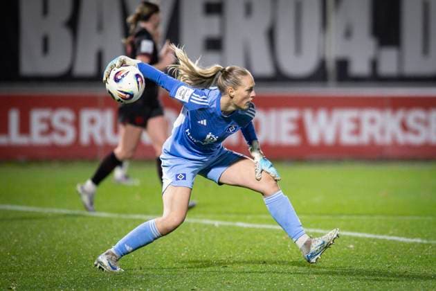 Frauen Fußball-Bundesliga; Bayer 04 Leverkusen - Hamburger SV, 05.11.2025 Torhüterin Inga Schuldt (Hamburger SV, 1) wirft ab; Bayer 04 Leverkusen - Hamburger SV an Spieltag 9 der Google Pixel Frauen-Bundesliga am 05.11.2025 im Ulrich-Haberland-Stadion in Leverkusen (Nordrhein-Westfalen). DFL REGULATIONS PROHIBIT ANY USE OF PHOTOGRAPHS AS IMAGE SEQUENCES AND OR QUASI-VIDEO. Copyright: xBEAUTIFULxSPORTS AxelxKohringx