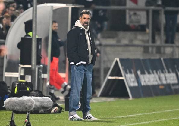 05.11.2025, xsltx, Fussball Google Pixel Frauen-Bundesliga, Eintracht Frankfurt - 1.FC Köln v.l. Niko Arnautis (Trainer Eintracht Frankfurt) (DFL DFB REGULATIONS PROHIBIT ANY USE OF PHOTOGRAPHS as IMAGE SEQUENCES and or QUASI-VIDEO)