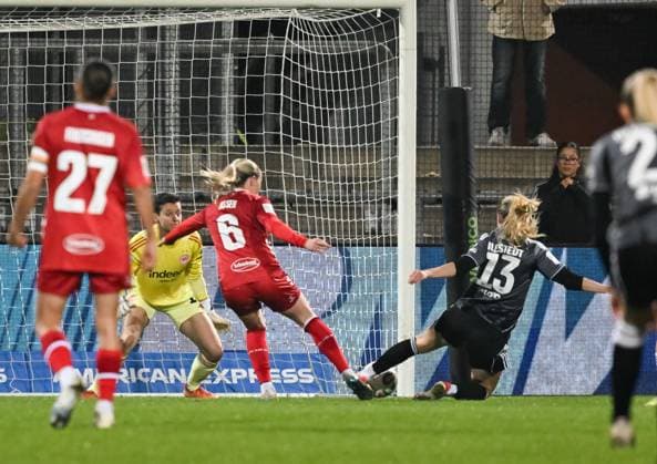 05.11.2025, xsltx, Fussball Google Pixel Frauen-Bundesliga, Eintracht Frankfurt - 1.FC Köln v.l. Sandra Maria Jessen (1. FC Köln) wird von Amanda Ilestedt (Eintracht Frankfurt Nr. 13) der Ball weggespitzelt, im Tor Lina Altenburg (Eintracht Frankfurt) (DFL DFB REGULATIONS PROHIBIT ANY USE OF PHOTOGRAPHS as IMAGE SEQUENCES and or QUASI-VIDEO)