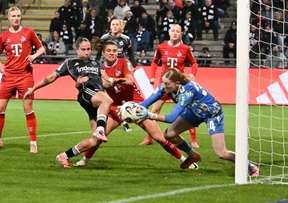 05.11.2025, xsltx, Fussball Google Pixel Frauen-Bundesliga, Eintracht Frankfurt - 1.FC Köln v.l. GÃ raldine Reuteler (Eintracht Frankfurt) kommt gegen Irina Fuchs (1. FC Köln) einen Schritt zu spät (DFL DFB REGULATIONS PROHIBIT ANY USE OF PHOTOGRAPHS as IMAGE SEQUENCES and or QUASI-VIDEO)