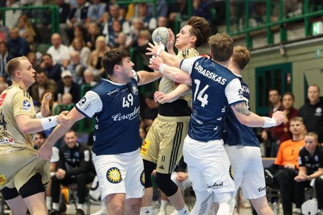 GER, 1.DHB-Pokal, Achtelfinale, bergischer HC vs. TSV Hannover-Burgdorf, 05.11.2025, Unihalle, Wuppertal, GER, 1.DHB-Pokal, Achtelfinale, bergischer HC vs. TSV Hannover-Burgdorf, , im Bild: Maxim Orlov (TSV Hannover-Burgdorf 11), im Zweikampf gegen Aron Seesing (BHC 49), Gerdas Barbarskas (BHC 14),