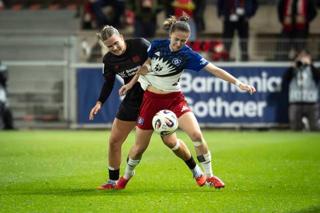 Frauen Fußball-Bundesliga; Bayer 04 Leverkusen - Hamburger SV, 05.11.2025 Julia Mickenhagen (Bayer 04 Leverkusen, 18), Maria Mikolajova (Hamburger SV, 27) beim Zweikampf; Bayer 04 Leverkusen - Hamburger SV an Spieltag 9 der Google Pixel Frauen-Bundesliga am 05.11.2025 im Ulrich-Haberland-Stadion in Leverkusen (Nordrhein-Westfalen). DFL REGULATIONS PROHIBIT ANY USE OF PHOTOGRAPHS AS IMAGE SEQUENCES AND OR QUASI-VIDEO. Copyright: xBEAUTIFULxSPORTS AxelxKohringx