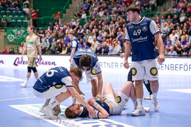 05.11.2025, Handball, Achtelfinale DHB-Pokal, Bergischer HC - TSV Hannover-Burgdorf, Unihalle Wuppertal: Johannes Wasielewski (BHC 77) liegt mit Schmerzen auf dem Spielfeld nach Foulspiel von Lukas Stutzke (TSV Hannover Burgdorf 39) Nordrhein-Westfalen Deutschland