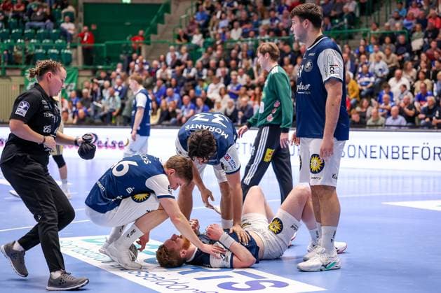 05.11.2025, Handball, Achtelfinale DHB-Pokal, Bergischer HC - TSV Hannover-Burgdorf, Unihalle Wuppertal: Johannes Wasielewski (BHC 77) liegt mit Schmerzen auf dem Spielfeld nach Foulspiel von Lukas Stutzke (TSV Hannover Burgdorf 39) Nordrhein-Westfalen Deutschland *** 05 11 2025, Handball, Round of 16 DHB Cup, Bergischer HC TSV Hannover Burgdorf, Unihalle Wuppertal Johannes Wasielewski BHC 77 lies in pain on the pitch after being fouled by Lukas Stutzke TSV Hannover Burgdorf 39 North Rhine-Westphalia Germany