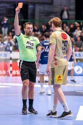05.11.2025, Handball, Achtelfinale DHB-Pokal, Bergischer HC - TSV Hannover-Burgdorf, Unihalle Wuppertal: Lukas Stutzke (TSV Hannover Burgdorf 39) bekommt für das Foulspiel an Johannes Wasielewski (BHC 77) die Rote Karte vom Schiedsrichter und den Platzverweis. Nordrhein-Westfalen Deutschland