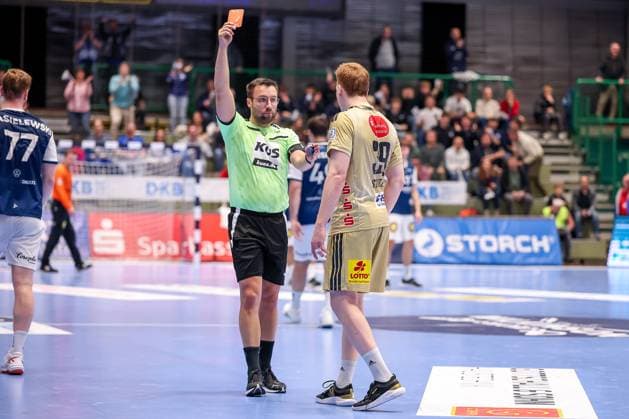 05.11.2025, Handball, Achtelfinale DHB-Pokal, Bergischer HC - TSV Hannover-Burgdorf, Unihalle Wuppertal: Lukas Stutzke (TSV Hannover Burgdorf 39) bekommt für das Foulspiel an Johannes Wasielewski (BHC 77) die Rote Karte vom Schiedsrichter und den Platzverweis. Nordrhein-Westfalen Deutschland