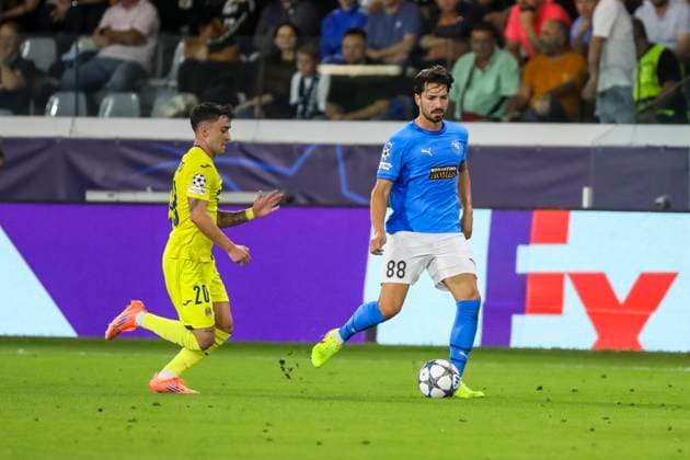 UEFA Champions League : Pafos vs Villarreal PEPE of Pafos passes the ball in front of ALBERTO MOLEIRO of Villarreal. Pafos plays against Villarreal for the matchday 4 of the League Phase of the UEFA Champions League competition, Limassol, Cyprus, on Nov. 5, 2025. Limassol Cyprus Copyright: xKOSTASxPIKOULASx
