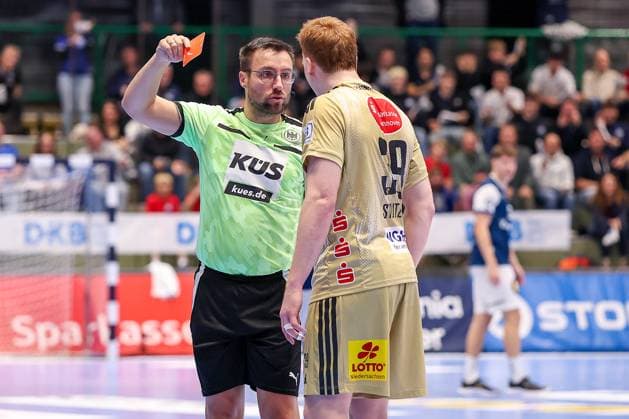 05.11.2025, Handball, Achtelfinale DHB-Pokal, Bergischer HC - TSV Hannover-Burgdorf, Unihalle Wuppertal: Lukas Stutzke (TSV Hannover Burgdorf 39) bekommt für das Foulspiel an Johannes Wasielewski (BHC 77) die Rote Karte vom Schiedsrichter und den Platzverweis. Nordrhein-Westfalen Deutschland