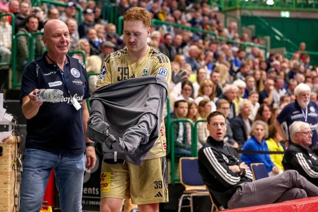 05.11.2025, Handball, Achtelfinale DHB-Pokal, Bergischer HC - TSV Hannover-Burgdorf, Unihalle Wuppertal: Lukas Stutzke (TSV Hannover Burgdorf 39) bekommt für das Foulspiel an Johannes Wasielewski (BHC 77) die Rote Karte vom Schiedsrichter und den Platzverweis. Nordrhein-Westfalen Deutschland