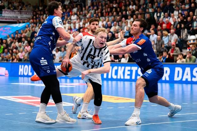 Balingen: DHB Pokal - Achtelfinale - HBW Balingen - THW Kiel v.li. Mex Raguse (Balingen), Eric Johansson (THW Kiel), Stefan Bauer (Balingen) Balingen Baden-Württemberg Deutschland