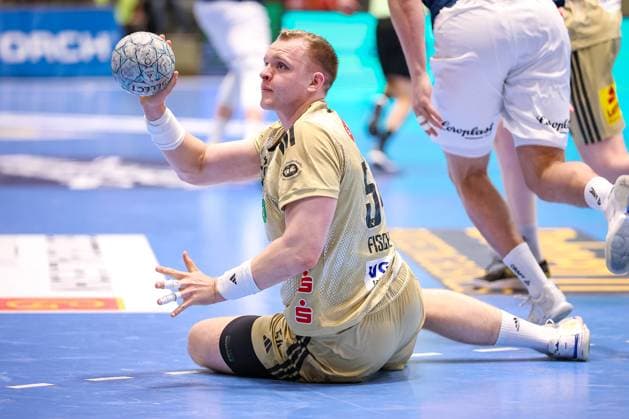 05.11.2025, Handball, Achtelfinale DHB-Pokal, Bergischer HC - TSV Hannover-Burgdorf, Unihalle Wuppertal: Justus Fischer (TSV Hannover Burgdorf 54) enttäuscht auf dem Boden Nordrhein-Westfalen Deutschland
