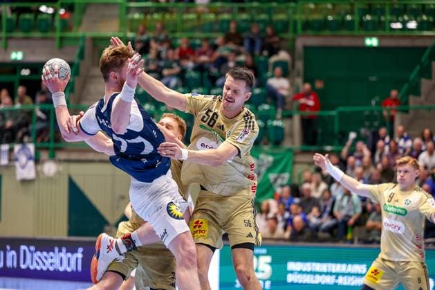 05.11.2025, Handball, Achtelfinale DHB-Pokal, Bergischer HC - TSV Hannover-Burgdorf, Unihalle Wuppertal: Lukas Stutzke (TSV Hannover Burgdorf 39) und Hannes Feise (TSV Hannover Burgdorf 56) beim Foulspiel an Johannes Wasielewski (BHC 77) - Lukas Stutzke (TSV Hannover Burgdorf 39) bekommt dafür die Rote Karte und Platzverweis Nordrhein-Westfalen Deutschland