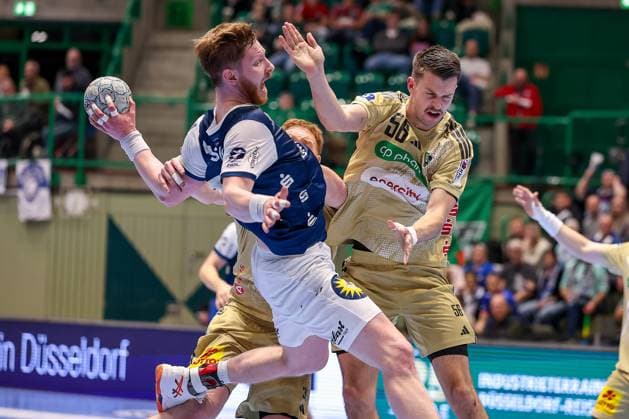 05.11.2025, Handball, Achtelfinale DHB-Pokal, Bergischer HC - TSV Hannover-Burgdorf, Unihalle Wuppertal: Lukas Stutzke (TSV Hannover Burgdorf 39) und Hannes Feise (TSV Hannover Burgdorf 56) beim Foulspiel an Johannes Wasielewski (BHC 77) - Lukas Stutzke (TSV Hannover Burgdorf 39) bekommt dafür die Rote Karte und Platzverweis Nordrhein-Westfalen Deutschland