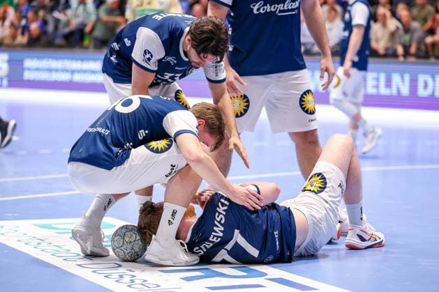 05.11.2025, Handball, Achtelfinale DHB-Pokal, Bergischer HC - TSV Hannover-Burgdorf, Unihalle Wuppertal: Johannes Wasielewski (BHC 77) liegt mit Schmerzen auf dem Spielfeld nach Foulspiel von Lukas Stutzke (TSV Hannover Burgdorf 39) Nordrhein-Westfalen Deutschland