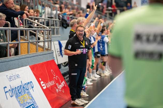 HSG Blomberg-Lippe (GER) vs. SV Union Halle-Neustadt (GER), Handball, DHB-Pokal Frauen, Viertelfinale, 05.11.2025, Saision 2025 2026, Blomberg Steffen Birkner (HSG Blomberg-Lippe, Trainer) diskutiert mit dem Schiedsrichter Blomberg Sporthalle an der Ulmenallee Deutschland
