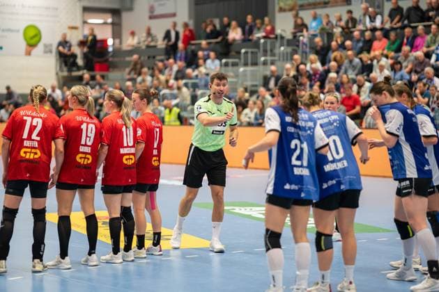 HSG Blomberg-Lippe (GER) vs. SV Union Halle-Neustadt (GER), Handball, DHB-Pokal Frauen, Viertelfinale, 05.11.2025, Saision 2025 2026, Blomberg Jonas Zollitsch (Schiedsrichter) Blomberg Sporthalle an der Ulmenallee Deutschland