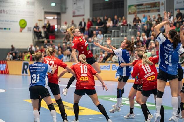 HSG Blomberg-Lippe (GER) vs. SV Union Halle-Neustadt (GER), Handball, DHB-Pokal Frauen, Viertelfinale, 05.11.2025, Saision 2025 2026, Blomberg Cara Reuthal (SV Union Halle-Neustadt, 26) im Torwurf Blomberg Sporthalle an der Ulmenallee Deutschland