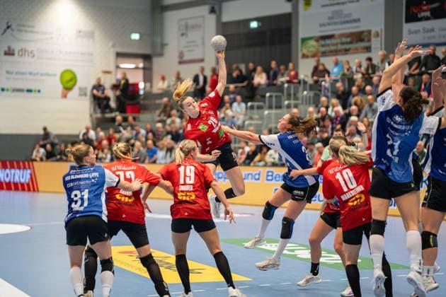 HSG Blomberg-Lippe (GER) vs. SV Union Halle-Neustadt (GER), Handball, DHB-Pokal Frauen, Viertelfinale, 05.11.2025, Saision 2025 2026, Blomberg Cara Reuthal (SV Union Halle-Neustadt, 26) im Torwurf Blomberg Sporthalle an der Ulmenallee Deutschland