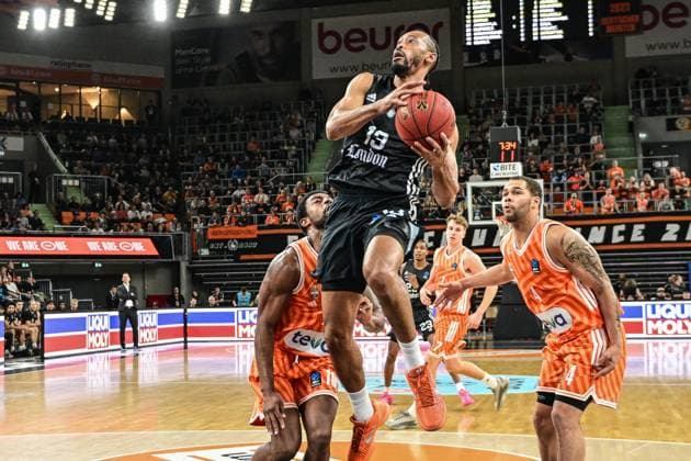 6. Spieltag BKT Euro Cup; Ratiopharm Ulm gegen London Lions, Ratiopharm Arena Ulm 07.11.2025 Jonathan Williams (London Lions, 13) gegen Christopher Ledlum (Ratiopharm Ulm, 4) Ulm 07.11.2025 - 6. Spieltag BKT EuroCup, Ratiopharm Ulm gegen London Lions, Ratiopharm Arena Ulm Copyright: xBEAUTIFULxSPORTS Märklx