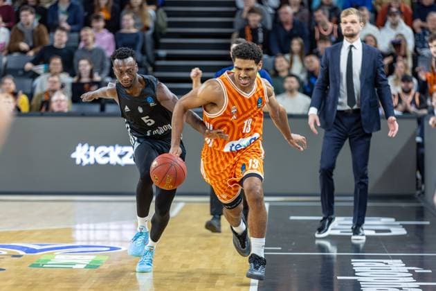 Zweikampf zwischen Mark Smith (Ratiopharm Ulm, 13) Amin Adamu (London Lions, 05), GER, ratiopharm ulm vs. London Lions, Basketball, 6. Runde, BKT EuroCup, Spielzeit 2025 2026, 05.11.2025, GER, ratiopharm ulm vs. London Lions, Basketball, 6. Runde, BKT EuroCup, Spielzeit 2025 2026, 05.11.2025 Neu-Ulm Copyright: xEibner-Pressefoto JanixPlessx EP_JPL