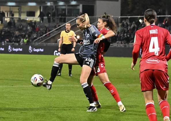 05.11.2025, xsltx, Fussball Google Pixel Frauen-Bundesliga, Eintracht Frankfurt - 1.FC Köln v.l. Laura Freigang (Eintracht Frankfurt), Martyna Wiankowska (1. FC Köln) (DFL DFB REGULATIONS PROHIBIT ANY USE OF PHOTOGRAPHS as IMAGE SEQUENCES and or QUASI-VIDEO)