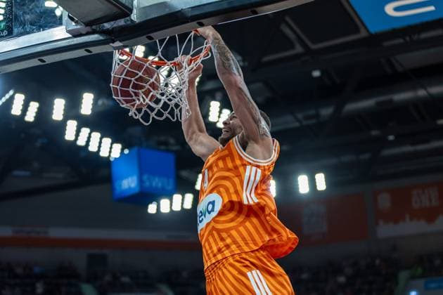 Slam Dunk von Christopher Ledlum (Ratiopharm Ulm, 04), GER, ratiopharm ulm vs. London Lions, Basketball, 6. Runde, BKT EuroCup, Spielzeit 2025 2026, 05.11.2025, GER, ratiopharm ulm vs. London Lions, Basketball, 6. Runde, BKT EuroCup, Spielzeit 2025 2026, 05.11.2025 Neu-Ulm Copyright: xEibner-Pressefoto JanixPlessx EP_JPL
