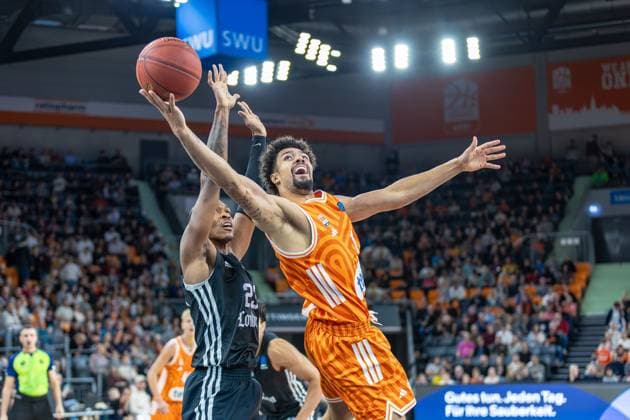 Korbleger Len Schoormann (Ratiopharm Ulm, 01) gegen Kameron McGusty (London Lions, 23) Emotionen Mimik, GER, ratiopharm ulm vs. London Lions, Basketball, 6. Runde, BKT EuroCup, Spielzeit 2025 2026, 05.11.2025, GER, ratiopharm ulm vs. London Lions, Basketball, 6. Runde, BKT EuroCup, Spielzeit 2025 2026, 05.11.2025 Neu-Ulm Copyright: xEibner-Pressefoto JanixPlessx EP_JPL