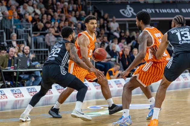 Zweikampf zwischen Mark Smith (Ratiopharm Ulm, 13) Tarik Phillip (London Lions, 22), GER, ratiopharm ulm vs. London Lions, Basketball, 6. Runde, BKT EuroCup, Spielzeit 2025 2026, 05.11.2025, GER, ratiopharm ulm vs. London Lions, Basketball, 6. Runde, BKT EuroCup, Spielzeit 2025 2026, 05.11.2025 Neu-Ulm Copyright: xEibner-Pressefoto JanixPlessx EP_JPL