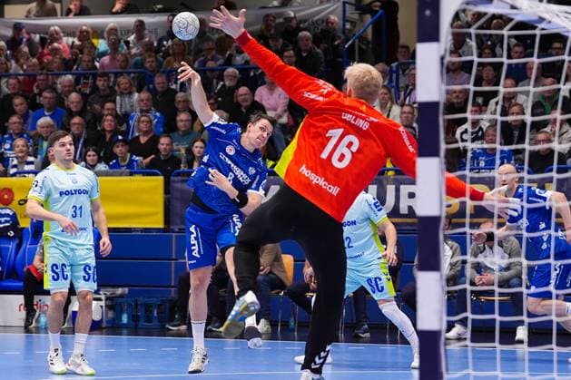 05.11.2025, xydrx, Handball, Achtelfinale DHB Pokal, TBV Lemgo Lippe - VfL Gummersbach, PHOENIX Contact-Arena: Frederik Simak (TBV Lemgo Lippe 8) beim Wurf auf das Tor von Bertram Obling (VfL Gummersbach 16) Nordrhein-Westfahlen Deutschland