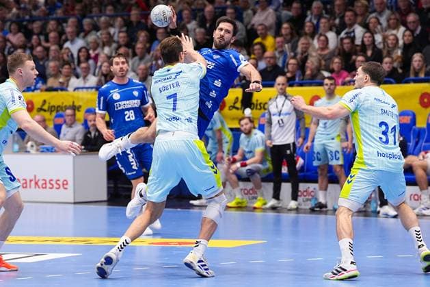 05.11.2025, xydrx, Handball, Achtelfinale DHB Pokal, TBV Lemgo Lippe - VfL Gummersbach, PHOENIX Contact-Arena: Tim Suton (TBV Lemgo Lippe 23) im Zweikampf gegen Julian Koester (VfL Gummersbach 7) Nordrhein-Westfahlen Deutschland