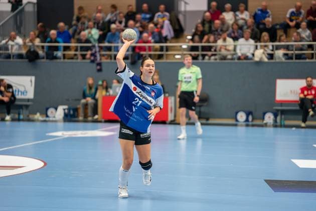 HSG Blomberg-Lippe (GER) vs. SV Union Halle-Neustadt (GER), Handball, DHB-Pokal Frauen, Viertelfinale, 05.11.2025, Saision 2025 2026, Blomberg Nuria Bucher (HSG Blomberg-Lippe, 21) beim Spielaufbau Blomberg Sporthalle an der Ulmenallee Deutschland