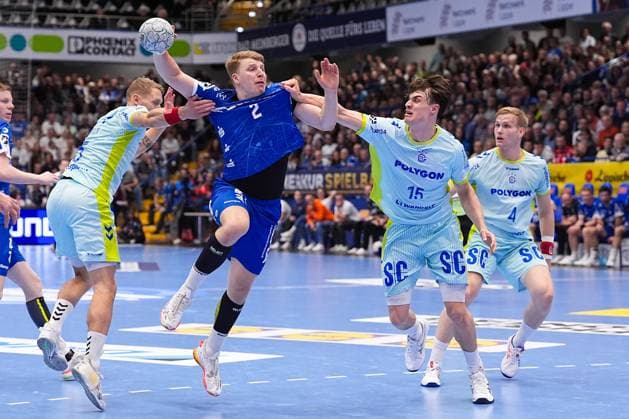 05.11.2025, xydrx, Handball, Achtelfinale DHB Pokal, TBV Lemgo Lippe - VfL Gummersbach, PHOENIX Contact-Arena: Lukas Hutecek (TBV Lemgo Lippe 2) im Zweikampf gegen Tilen Kodrin (VfL Gummersbach 5) und Miro Schluroff (VfL Gummersbach 15) Nordrhein-Westfahlen Deutschland