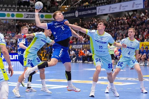 05.11.2025, xydrx, Handball, Achtelfinale DHB Pokal, TBV Lemgo Lippe - VfL Gummersbach, PHOENIX Contact-Arena: Lukas Hutecek (TBV Lemgo Lippe 2) im Zweikampf gegen Miro Schluroff (VfL Gummersbach 15) Nordrhein-Westfahlen Deutschland