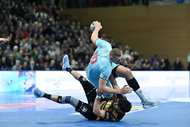 Doruk Pehlivan (HC Elbflorenz 2006, 11) Dainis Kristopans (MT Melsungen , 10) HC Elbflorenz 2006 vs. MT Melsungen, DHB-Pokal Herren, Spielzeit 2025 2026, 05.11.2025 HC Elbflorenz 2006 vs. MT Melsungen, DHB-Pokal Herren, Spielzeit 2025 2026, 05.11.2025 Dresden Copyright: xEibner-Pressefoto xHoepnerx EP_PHR