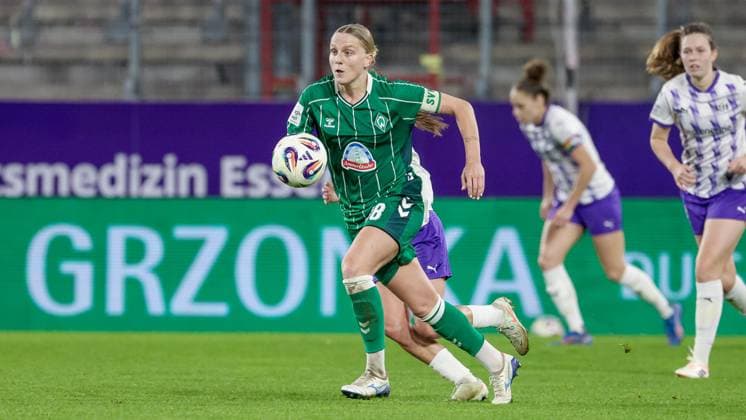 Lina Hausicke (SV Werder Bremen, 18) am Ball, Einzelbild, Ganzkörper, Aktion, Action, Spielszene, DIE DFB-RICHTLINIEN UNTERSAGEN JEGLICHE NUTZUNG VON FOTOS ALS SEQUENZBILDER UND ODER VIDEOÄHNLICHE FOTOSTRECKEN. DFB REGULATIONS PROHIBIT ANY USE OF PHOTOGRAPHS AS IMAGE SEQUENCES AND OR QUASI-VIDEO., 05.11.2025, Essen (Deutschland), Fussball, Google Pixel Frauen-Bundesliga, SGS Essen - SV Werder Bremen