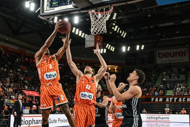 6. Spieltag BKT Euro Cup; Ratiopharm Ulm gegen London Lions, Ratiopharm Arena Ulm 07.11.2025 Rebound Nelson Weidemann (Ratiopharm Ulm, 0) daneben 942 Ulm 07.11.2025 - 6. Spieltag BKT EuroCup, Ratiopharm Ulm gegen London Lions, Ratiopharm Arena Ulm Copyright: xBEAUTIFULxSPORTS Märklx
