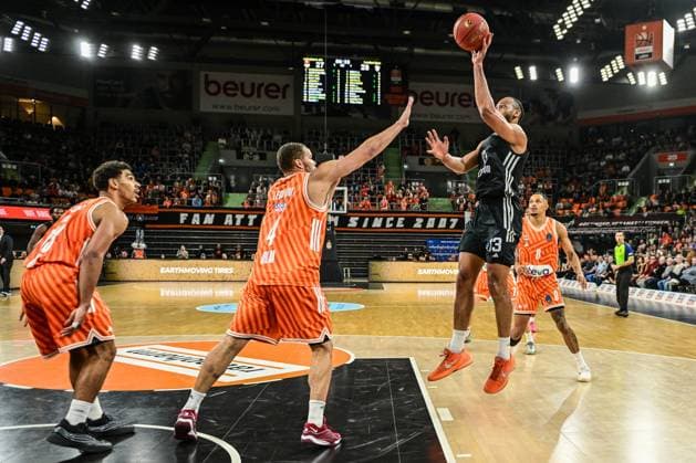 6. Spieltag BKT Euro Cup; Ratiopharm Ulm gegen London Lions, Ratiopharm Arena Ulm 07.11.2025 Jonathan Williams (London Lions, 13) gegen Christopher Ledlum (Ratiopharm Ulm, 4) Ulm 07.11.2025 - 6. Spieltag BKT EuroCup, Ratiopharm Ulm gegen London Lions, Ratiopharm Arena Ulm Copyright: xBEAUTIFULxSPORTS Märklx