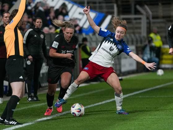 Melanie Brunnthaler (Hamburger SV, 11) beim Zweikampf gegen Melissa Friedrich (Bayer 04 Leverkusen, 03) Bayer 04 Leverkusen vs. Hamburger SV, Fußball, Frauen Bundesliga, Google Pixel Frauen Bundesliga, 09. Spieltag, Saison 2025 2026, 05.11.2025 DFB REGULATIONS PROHIBIT ANY USE OF PHOTOGRAPHS AS IMAGE SEQUENCES AND OR QUASI-VIDEO, Bayer 04 Leverkusen vs. Hamburger SV, Fußball, Frauen Bundesliga, Google Pixel Frauen Bundesliga, 09. Spieltag, Saison 2025 2026, 05.11.2025 Leverkusen Copyright: xEibner-Pressefoto DamianxKruczynx EP_DKI