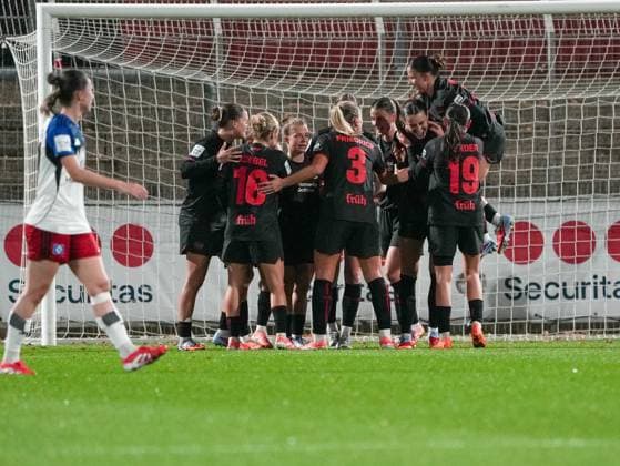 Freude bei Bayer Leverkusen, nachdem Kristin Koegel (Bayer 04 Leverkusen, 11) das 1 zu 0 macht Bayer 04 Leverkusen vs. Hamburger SV, Fußball, Frauen Bundesliga, Google Pixel Frauen Bundesliga, 09. Spieltag, Saison 2025 2026, 05.11.2025 DFB REGULATIONS PROHIBIT ANY USE OF PHOTOGRAPHS AS IMAGE SEQUENCES AND OR QUASI-VIDEO, Bayer 04 Leverkusen vs. Hamburger SV, Fußball, Frauen Bundesliga, Google Pixel Frauen Bundesliga, 09. Spieltag, Saison 2025 2026, 05.11.2025 Leverkusen Copyright: xEibner-Pressefoto DamianxKruczynx EP_DKI