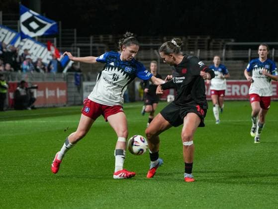 Julia Mickenhagen (Bayer 04 Leverkusen, 18) gewinnt den Zweikampf gegen Maria Mikolajova (Hamburger SV, 27) Bayer 04 Leverkusen vs. Hamburger SV, Fußball, Frauen Bundesliga, Google Pixel Frauen Bundesliga, 09. Spieltag, Saison 2025 2026, 05.11.2025 DFB REGULATIONS PROHIBIT ANY USE OF PHOTOGRAPHS AS IMAGE SEQUENCES AND OR QUASI-VIDEO, Bayer 04 Leverkusen vs. Hamburger SV, Fußball, Frauen Bundesliga, Google Pixel Frauen Bundesliga, 09. Spieltag, Saison 2025 2026, 05.11.2025 Leverkusen Copyright: xEibner-Pressefoto DamianxKruczynx EP_DKI