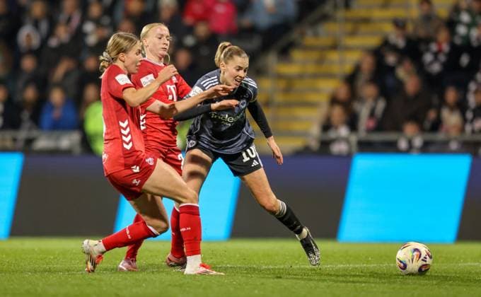 DEU, Frankfurt, Eintracht Frankfurt vs FC Köln, Google Pixel Frauen Bundesliga, DFB, Saison 2526, Stadion am Bretanobad, 9. Spieltag im Bild v.l.n.r: Anna Gerhardt (FC Köln 21), Laura Freigang (Eintracht Frankfurt 10), Zweikampf DFB DFL REGULATIONS PROHIBIT ANY USE OF PHOTOGRAPHS AS IMAGE SEQUENCES AND OR QUASI-VIDEO, 05.11.2025 Copyright: HMBxMedia HendrikxHamelau