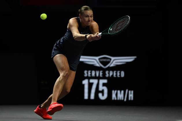 2025 WTA, Tennis Damen Finals RIYADH, SAUDI ARABIA - NOVEMBER 5: Amanda Anisimova of USA plays against Iga Swiatek (not seen) of Poland during their final group-stage match on Day 5 of the 2025 WTA Finals, part of the Hologic WTA Tour, at King Saud University Indoor Arena in Riyadh, Saudi Arabia, on November 5, 2025. Artur Widak Anadolu Riyadh Saudi Arabia. Editorial use only. Please get in touch for any other usage.  Copyright: x2025xAnadoluxArturxWidakx